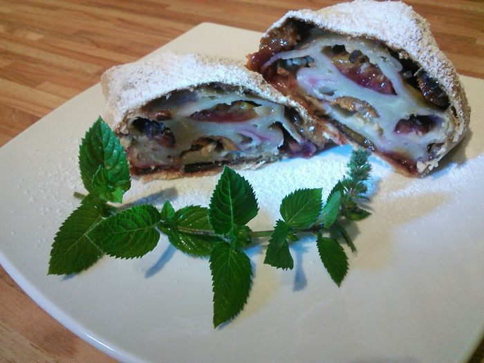 Сливово-имбирный штрудель