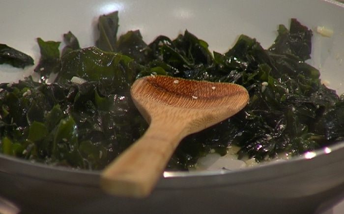 Рисовый салат с морскими водорослями и яйцами 