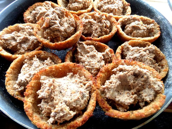 Хлебные корзиночки с паштетом из печени и сыра