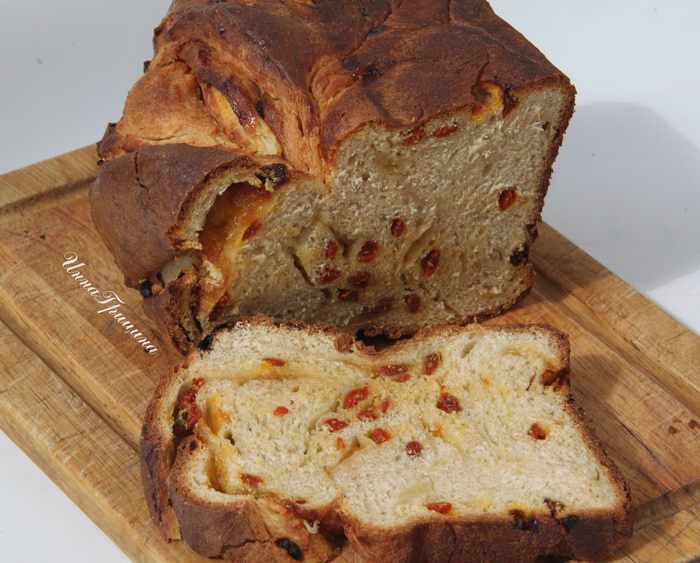 Плетеный хлеб с ягодами годжи