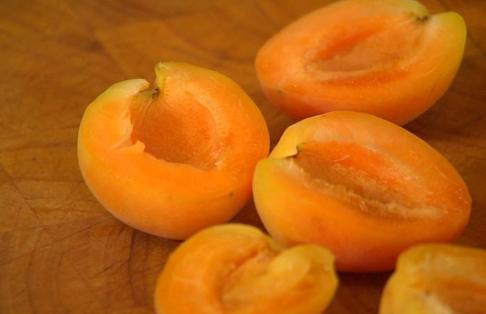 Мороженое с карамелизированными абрикосами