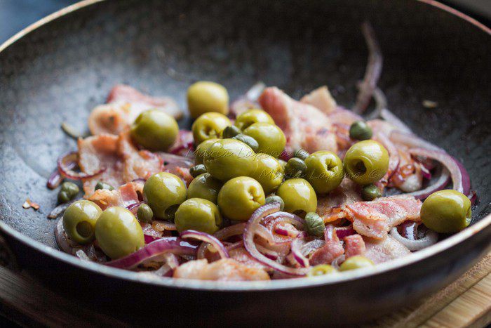 Паста с оливками, беконом и фетой