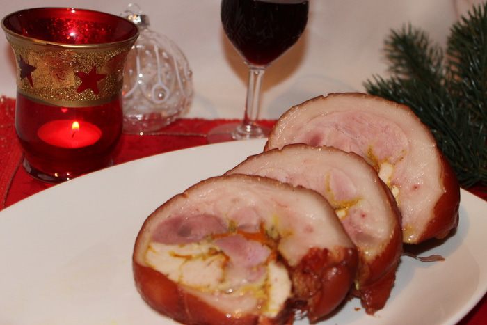 Рулет из рульки с куриной начинкой