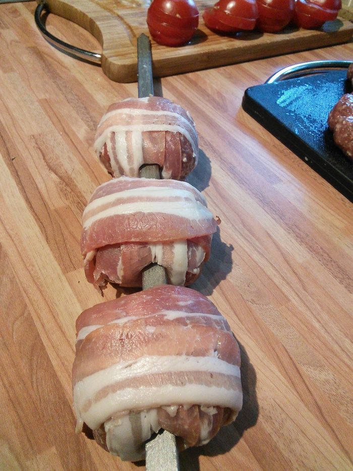 Тефтели в беконе с начинкой из моцареллы