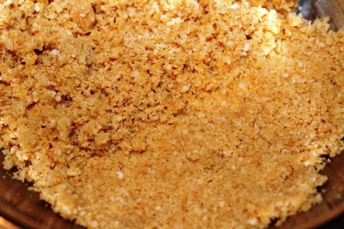 Шоколадно-ананасовый десерт с меренгами