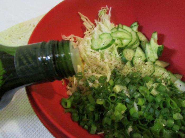 Роллы с яичных блинчиков с курицей и салатом