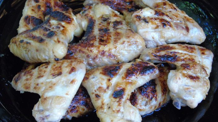 Крылышки на гриле в яблочном маринаде 
