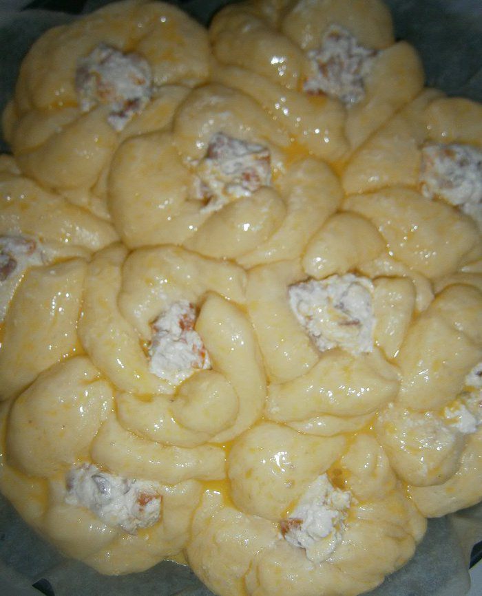 Пирог из картофельного теста с творогом и беконом