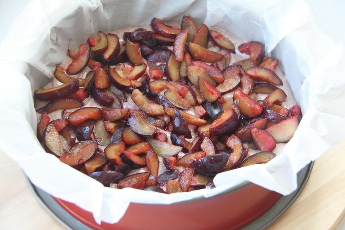 Черемуховый пирог со сливами