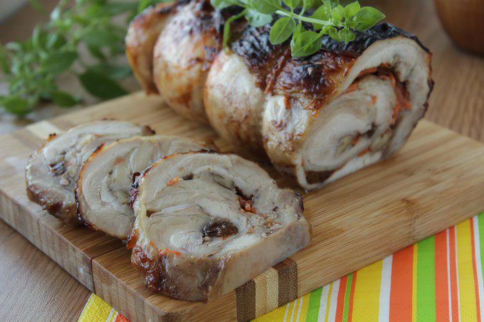 Куриный рулет с черносливом и грецким орехом