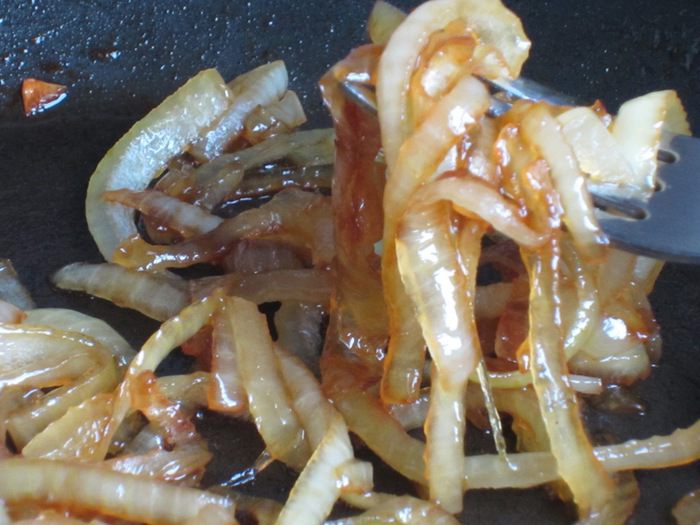 Блинчики на гречневой муке с куриной печенью и карамелизированным луком