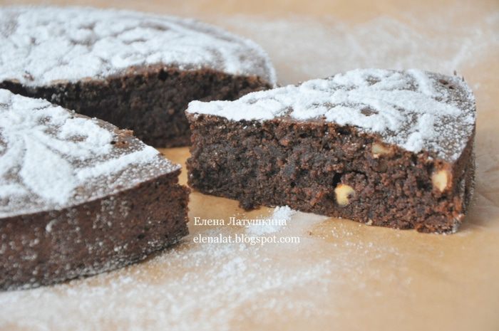 Черемуховый пирог с миндалем и грецкими орехами