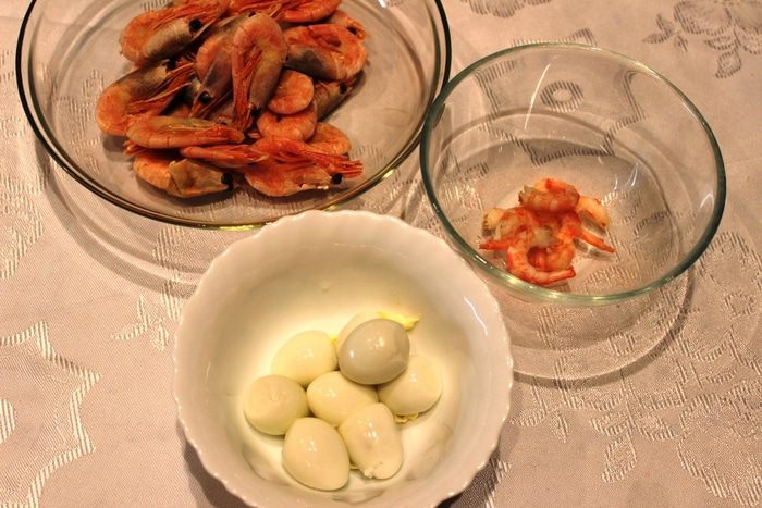 Закуска из авокадо, груши и креветок