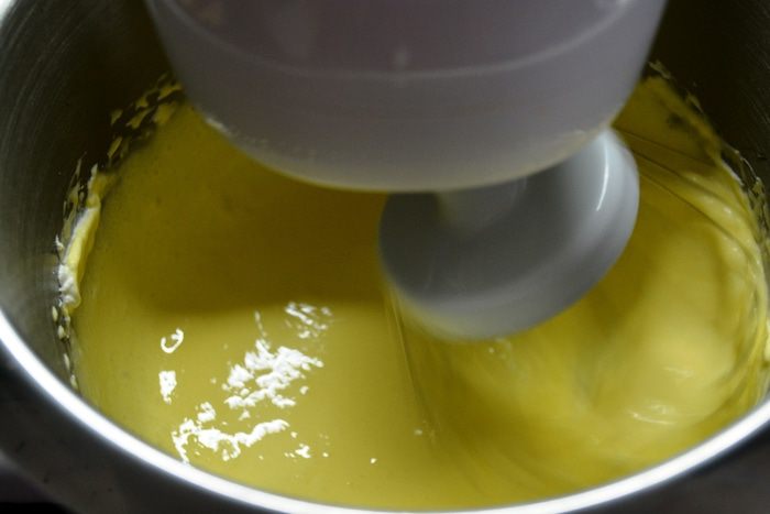 Сметанный соложеник с клубничным джемом