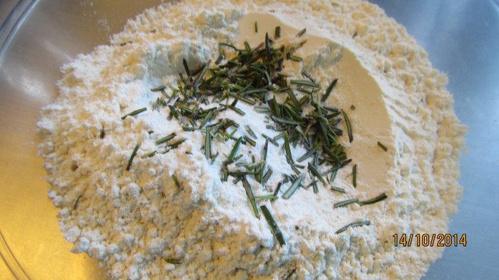 Оладьи с тыквой, козьим сыром и розмарином