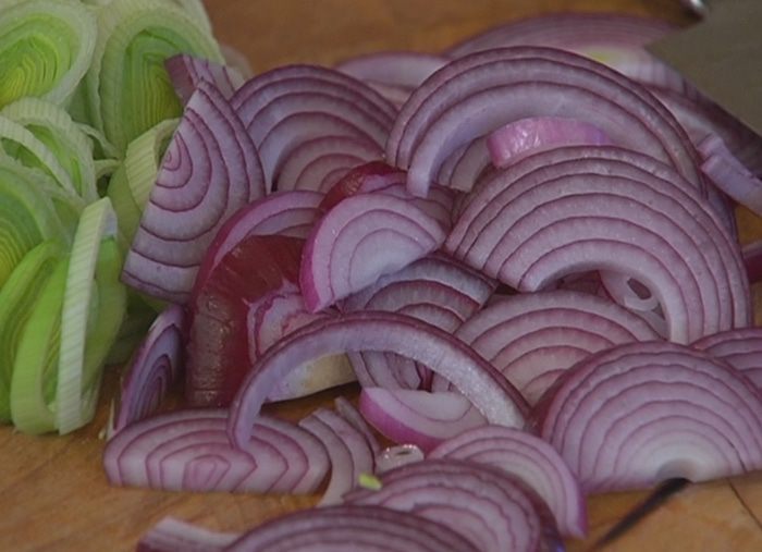 Капуста, тушенная с белыми грибами