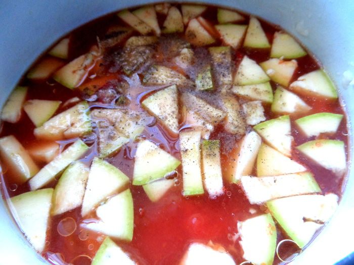 Баварские колбаски с итальянской пастой под сырным штрейзелем