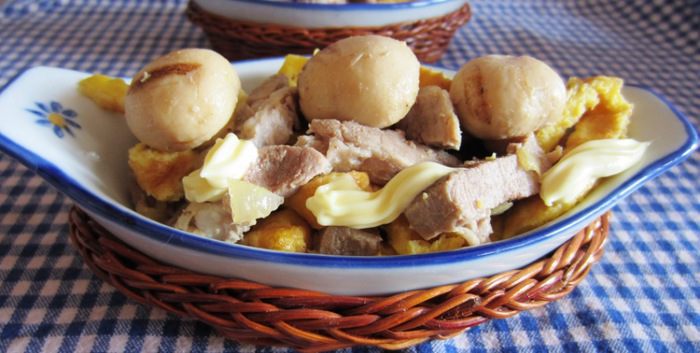 Мясной салат с омлетом