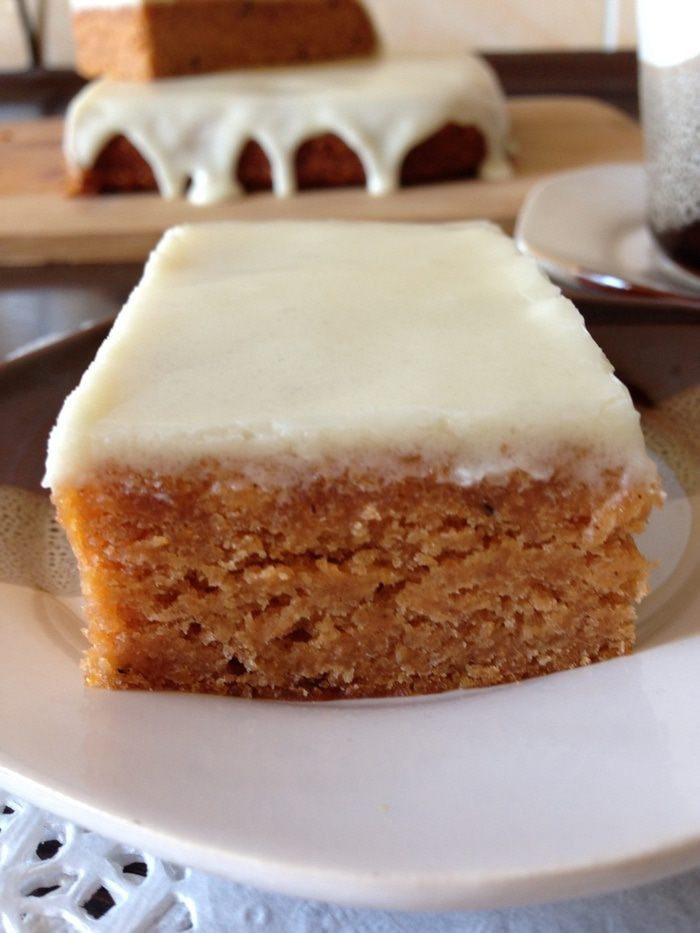 Пряный томатный пирог под нежной глазурью из сливочного сыра