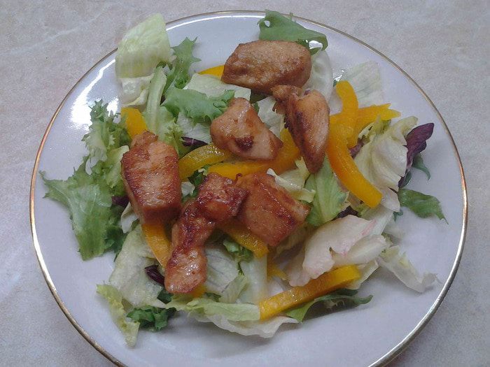 Овощной салат с курицей и соусом блю чиз