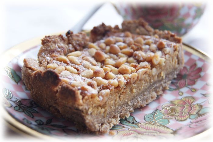 Пирог с кедровыми орешками и медовым заварным кремом