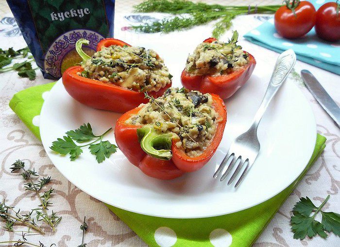 Сладкий перец, фаршированный грибами и кускусом