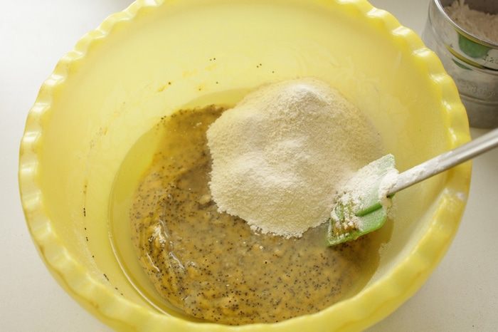 Кекс кукурузный с маком и брусникой