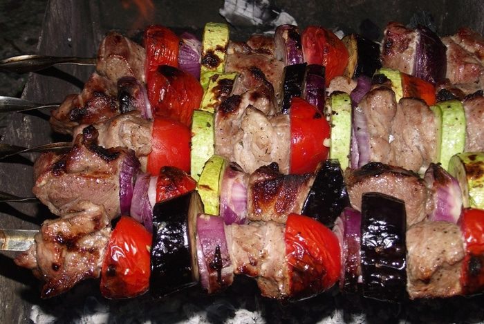 Шашлык из свинины с овощами в луковом маринаде