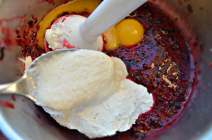 Творожное суфле с черной смородиной