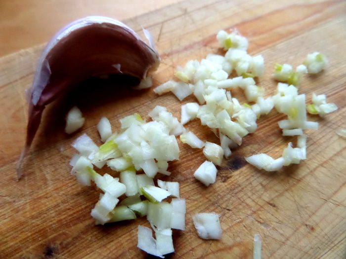 Куриные бёдра с овощами и соусом