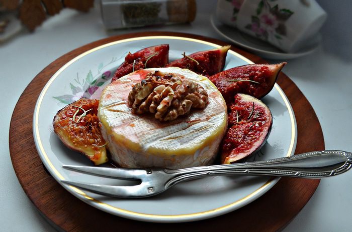 Запеченный сыр Бри с глазированным инжиром