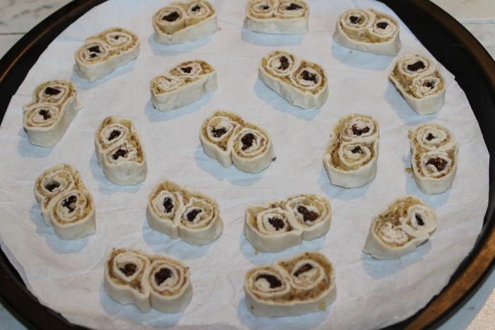 Завитки с орехами и изюмом