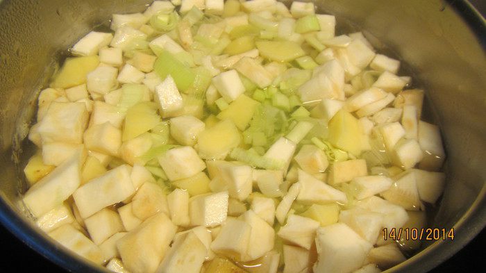 Суп-пюре из сельдерея и лука-порея