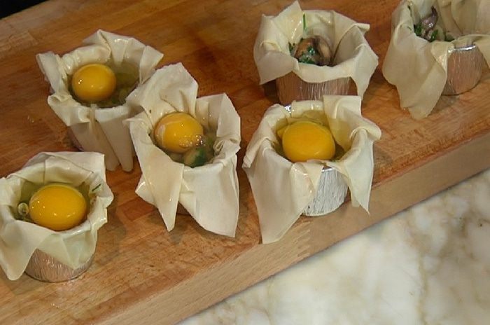 Яйца, запеченные в корзиночках фило с грибами 