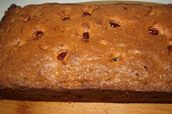 Кекс с вяленой вишней, арахисом и шоколадом