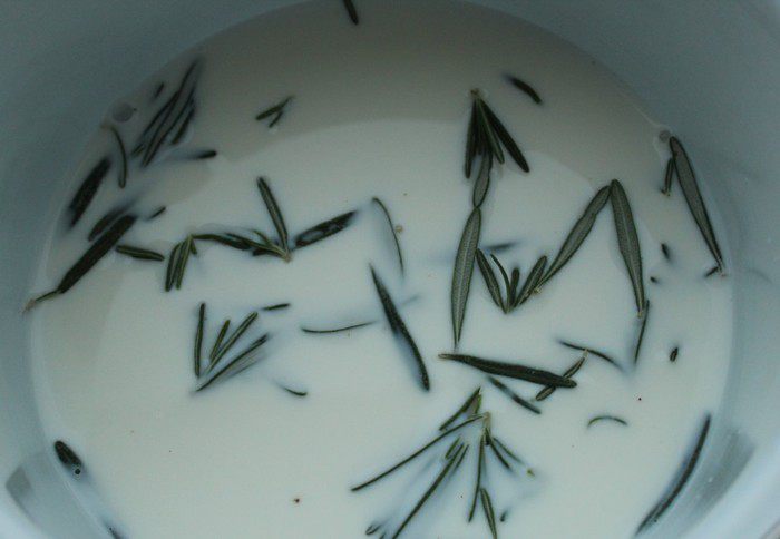 Чипсы из поленты с розмарином и пряной солью (для МариныL)