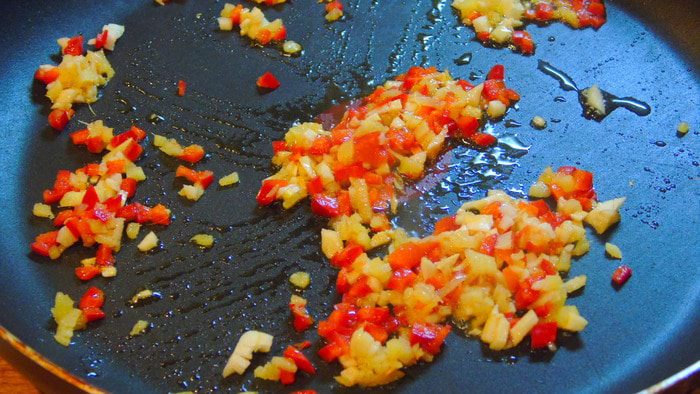 Карамелизированная курица на грибной подушке