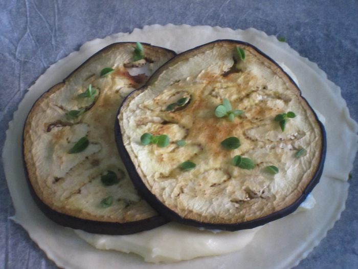 Тарталетки с баклажанами и сыром Бри