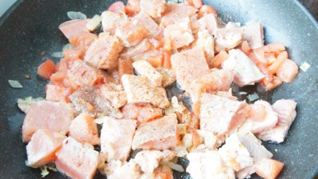 Быстрый плов с рыбой и зеленым горошком