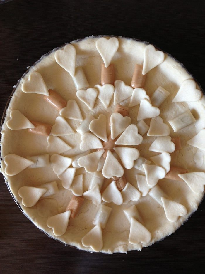 Тарт из творожного теста с карамельками