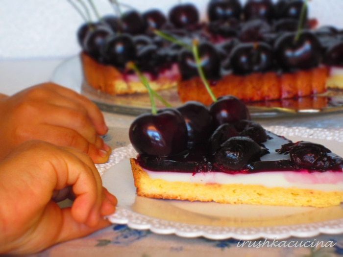 Кростата с черешней и ванильной панна коттой