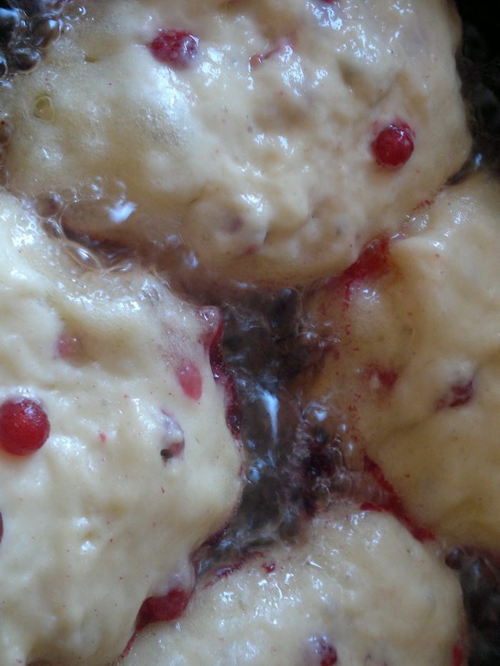 Оладьи дрожжевые с красной смородиной