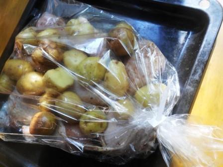 Курица с молодой картошкой в рукаве