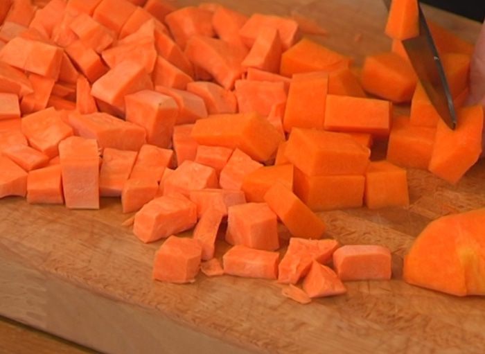 Суп с тыквой, сладким картофелем и чечевицей 