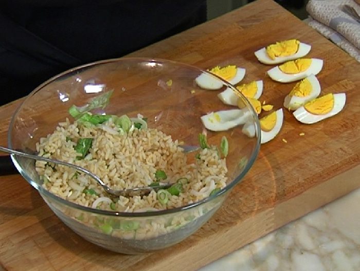 Рисовый салат с морскими водорослями и яйцами 