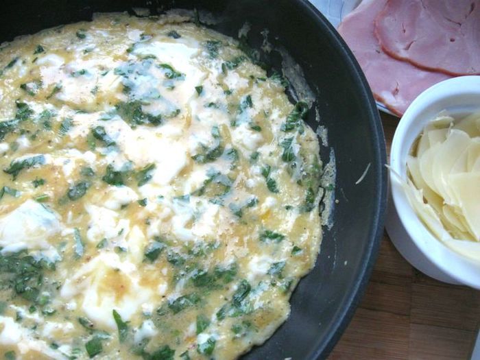 Яичный рулет с базиликом и кедровыми орешками