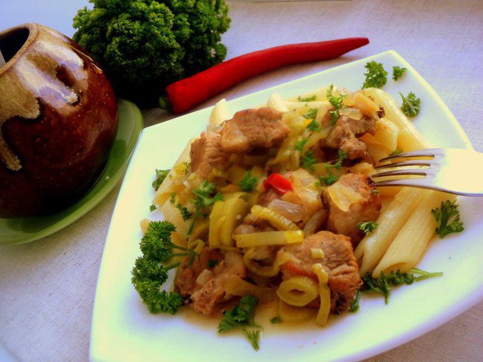 Свинина с апельсинами в горшочке