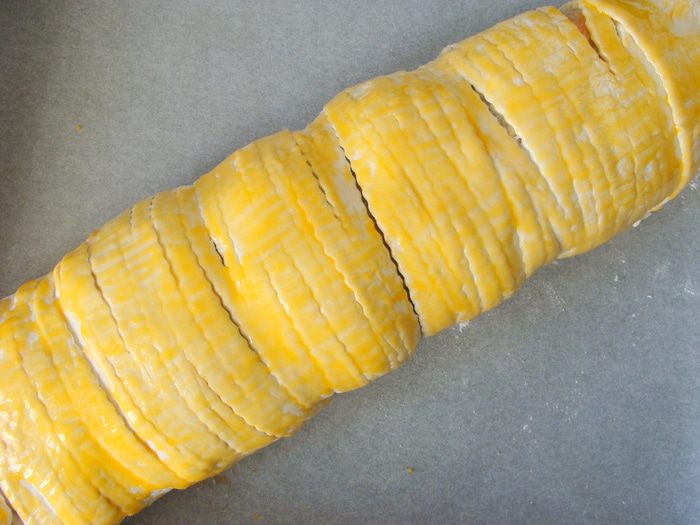 Острый лососевый рулет в тесте