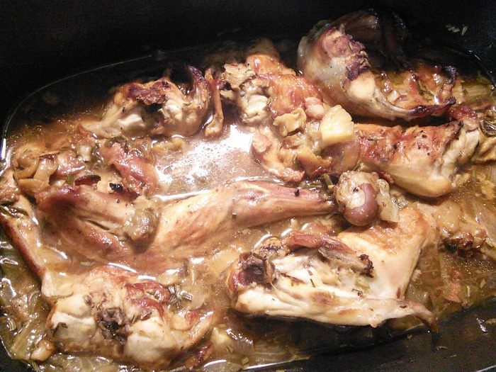 Кролик, тушенный с белыми грибами в сырном соусе