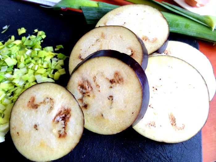 Котлетки на баклажане под сыром, с томатом